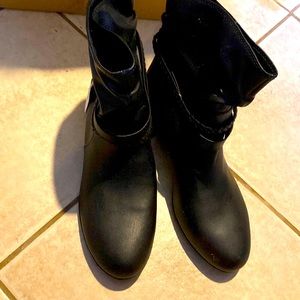 NWT black ankle boots flats
